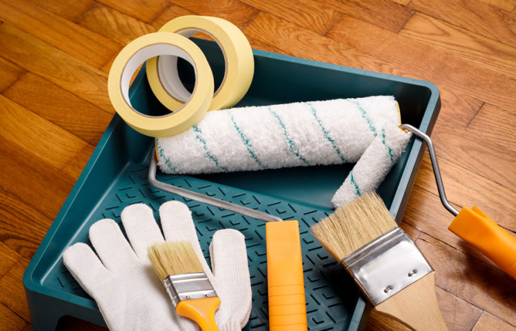 قلم مو بهتر است یا غلطک ؟ برای نقاشی خانه کدام را انتخاب کنیم ؟